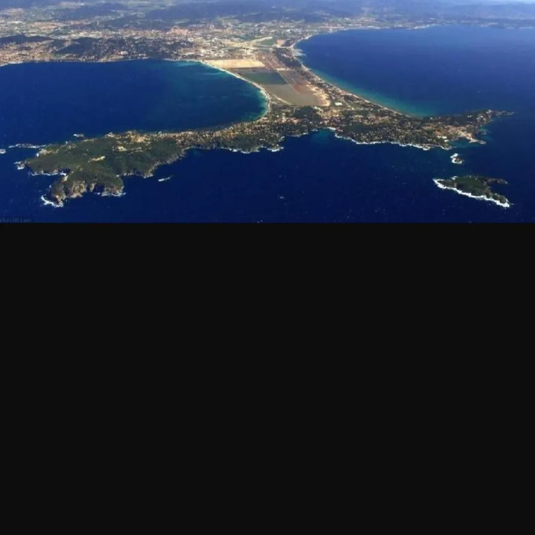 Maison De Vacances A L'Ayguade Classee 3 Etoiles, Climatisee,3Mn A Pied Plage Et Restos ,5Mn Aeroport, 10Mn Gare Hyères بيت للعطل